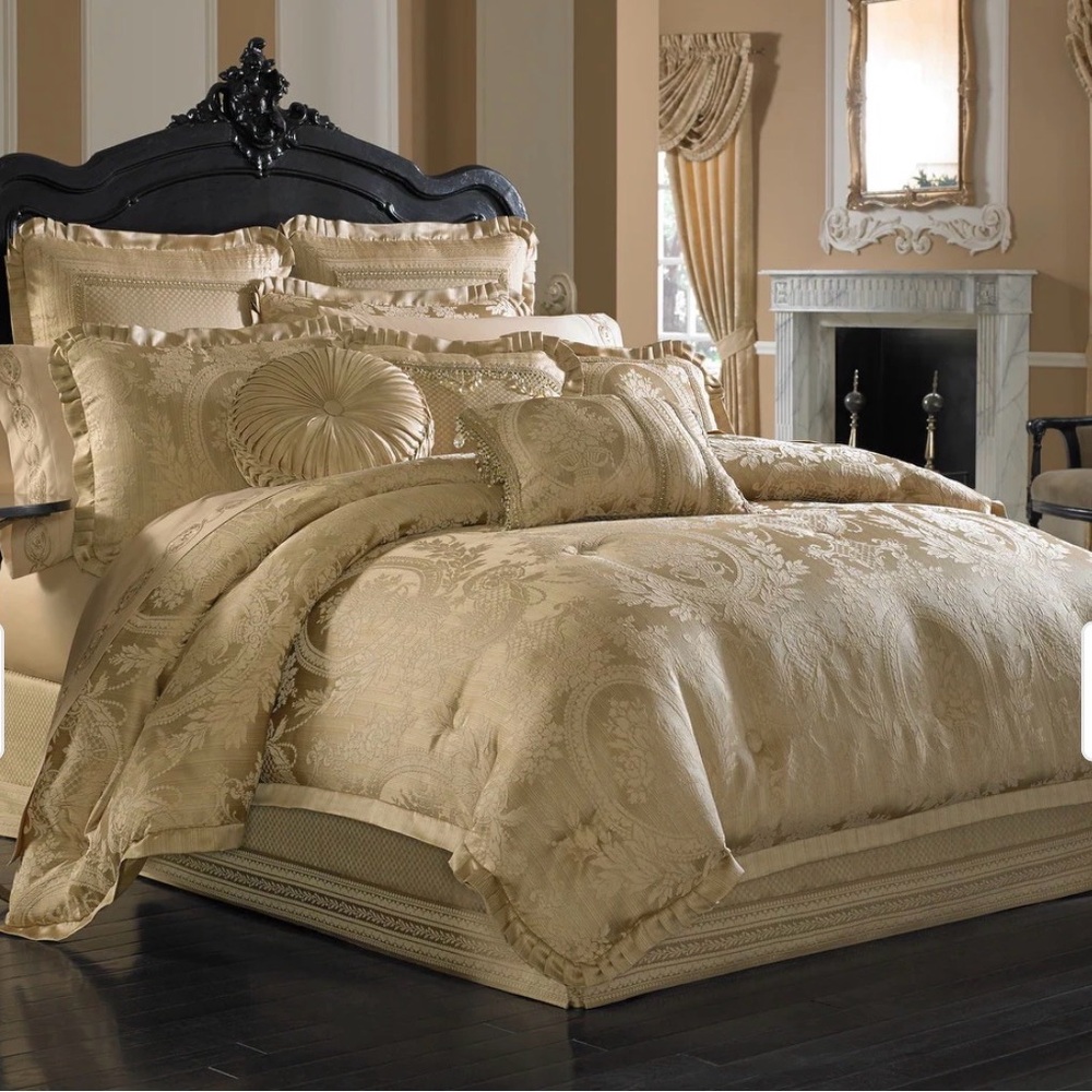 J. Queen New York Five Queens Court Napoleon Comforter Set - CAL- King. NEW